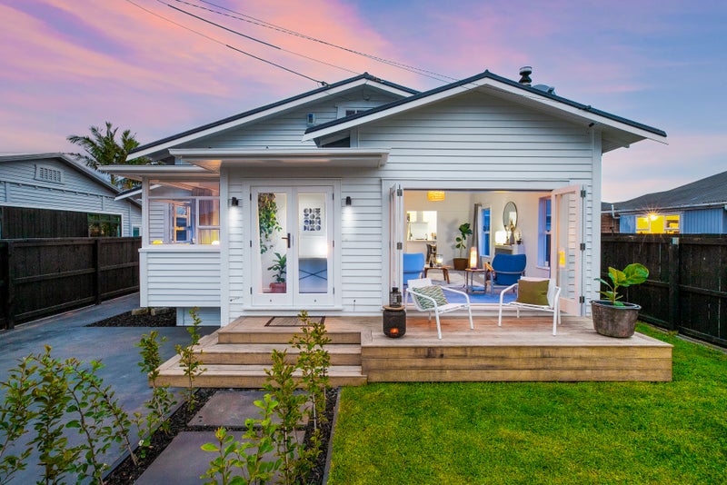 17 Buxton Street, Point Chevalier, Auckland - Carousel 1