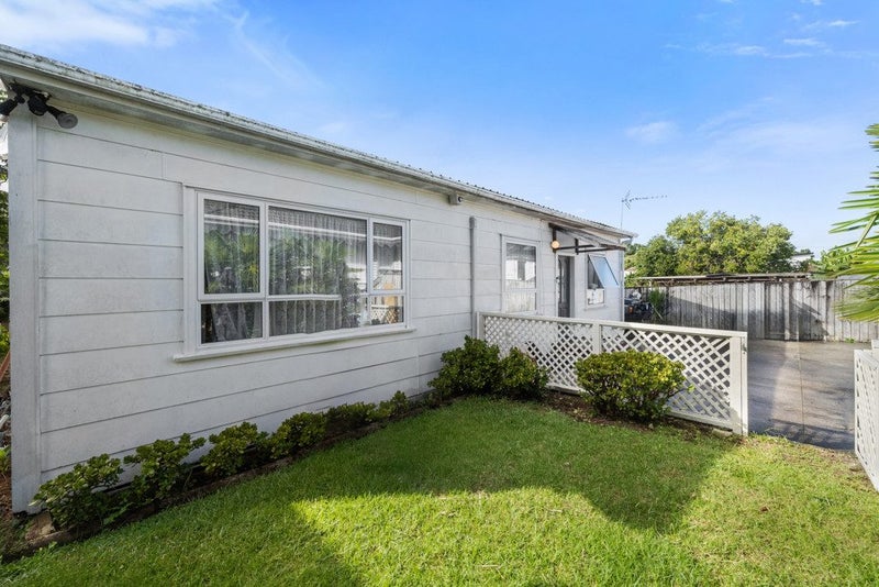 14 Holland Avenue, Point England, Auckland - Carousel 1