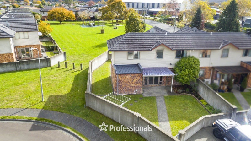64 Evergreen Crescent, Trentham, Upper Hutt - Carousel 1