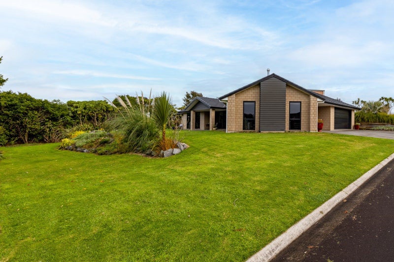 1A Links Drive, Waiwhakaiho, New Plymouth - Carousel 2