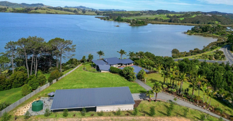10 Waterfront Drive, Mangōnui - Carousel 1