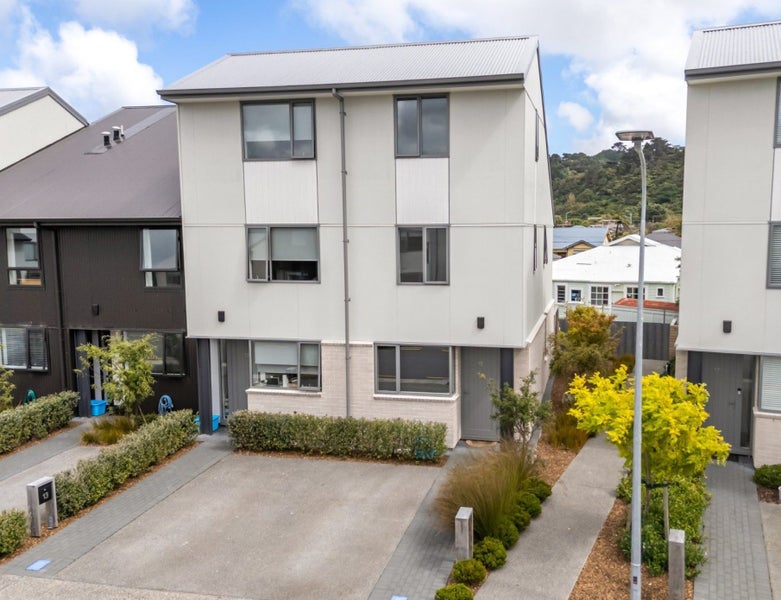 15 Te Ara O Te Amo Hohipene, Petone, Lower Hutt - Carousel 1