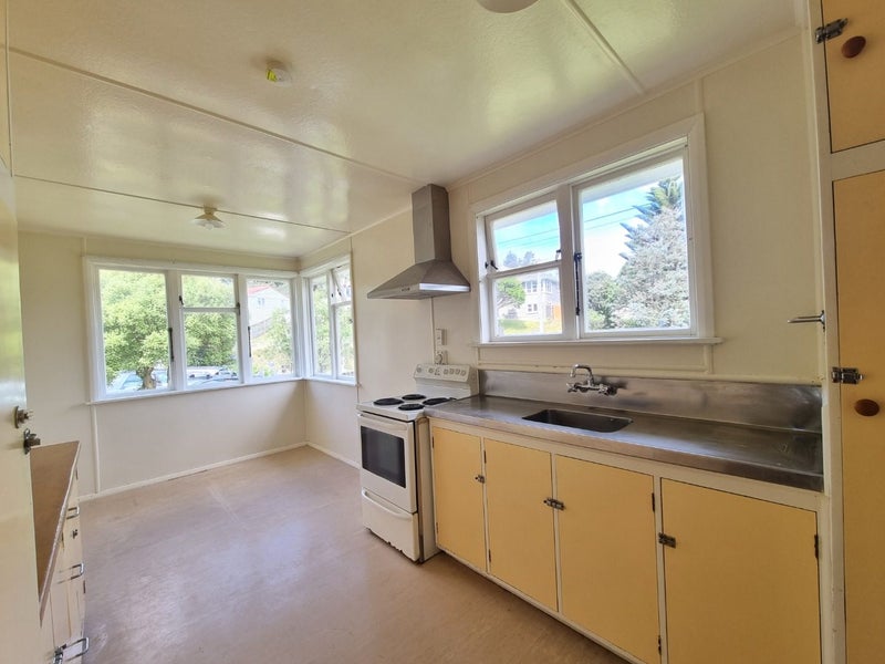 12 Dorset Grove, Cannons Creek, Porirua - Carousel 2