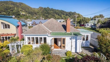 1 Pukatea Street, Eastbourne, Lower Hutt - Carousel 1
