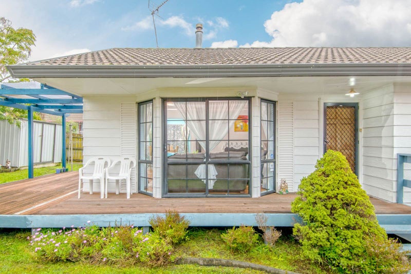 2/16 De Quincey Terrace, Highland Park, Auckland - Carousel 1