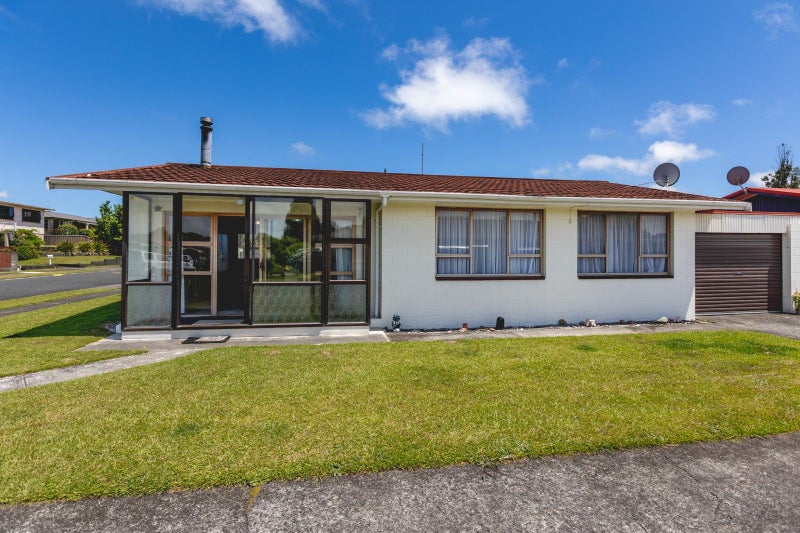 10 Kauri Street, Merrilands, New Plymouth - Carousel 2