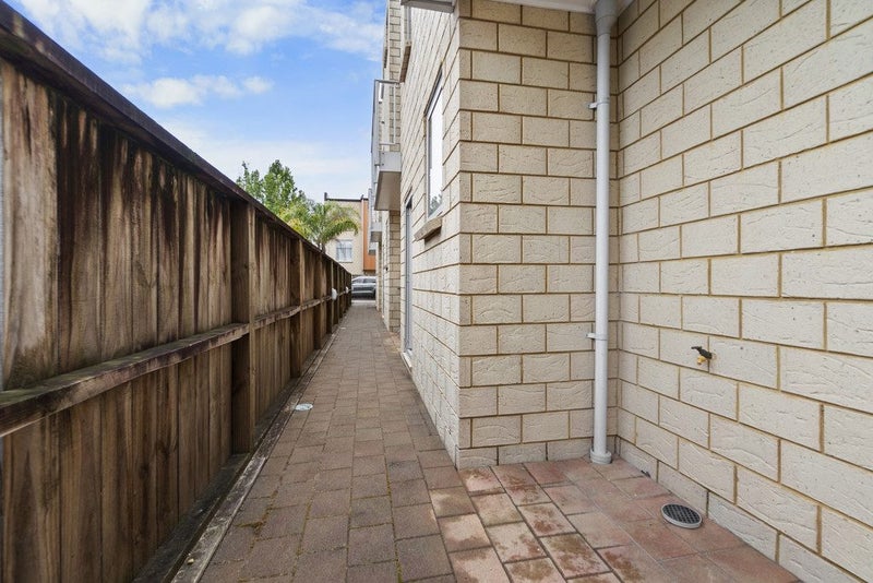 4/9 Vialou Street, Hamilton Central, Hamilton - Carousel 14