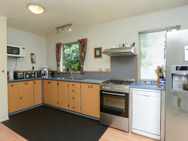 911A Collinge Road, Mayfair, Hastings - Carousel 2