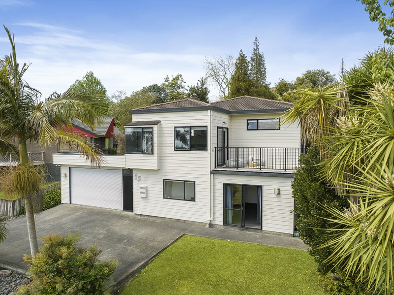 15 Taupiko Place, Green Bay, Auckland - Carousel 1