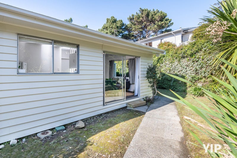 16B Glen Alton Avenue, Paparangi, Wellington - Carousel 1