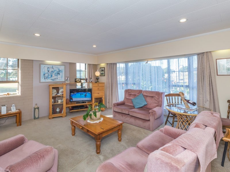 7 Rangitane Grove, Waitarere Beach, Levin - Carousel 2