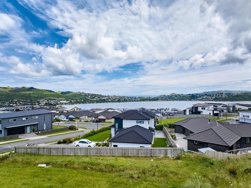 5 Te Hoiere Street, Aotea, Porirua - Carousel 1