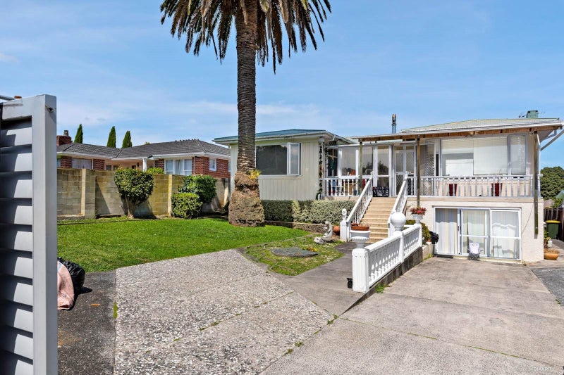 11 Ayr Road, Pakuranga, Auckland - Carousel 1