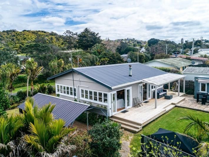 46 Tahatai Road, Oneroa, Waiheke Island - Carousel 2