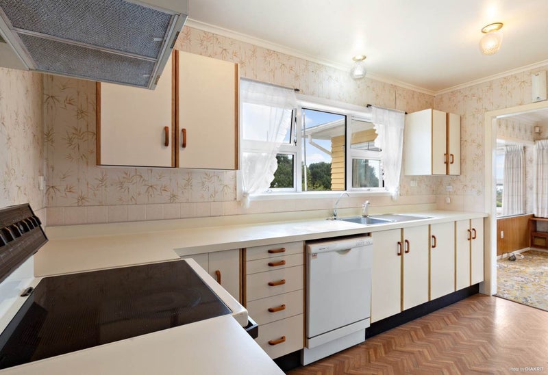 31 Sunrise Avenue, Murrays Bay, Auckland - Carousel 2