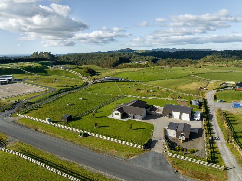 10 Betty May Drive, Pyes Pa, Tauranga - Carousel 1