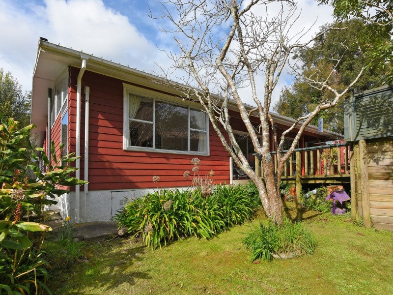 12 Fendalton Crescent, Pinehaven, Upper Hutt - Carousel 1