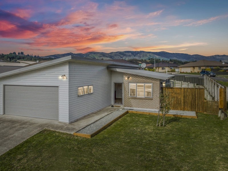 21 Sunstone Crescent, Brown Owl, Upper Hutt - Carousel 1