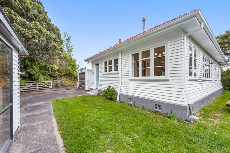 1 Summit Road, Fairfield, Lower Hutt - Carousel 1