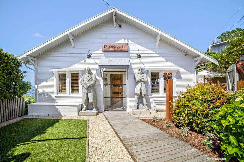 17 Knoll Street, Island Bay, Wellington - Carousel 1