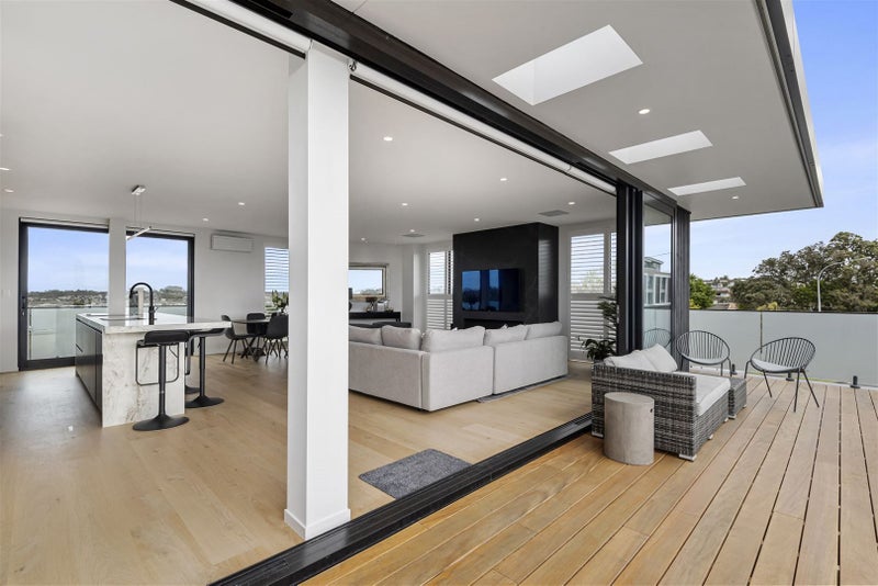11A Montgomery Avenue, Rothesay Bay, Auckland - Carousel 1