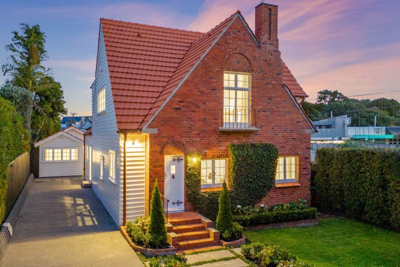 1 Rewa Road, Three Kings, Auckland - Carousel 30