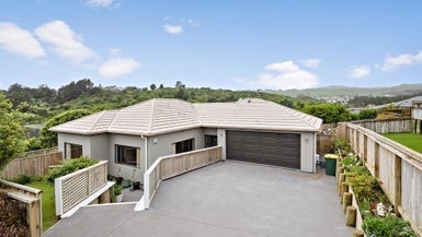 33 Te Puia Drive, Aotea, Porirua - Carousel 1