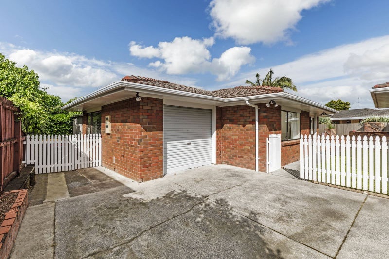 2/5 Annette Avenue, Te Atatu South, Auckland - Carousel 1
