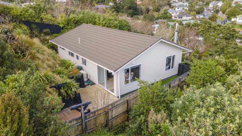 13 Wakely Road, Newlands, Wellington - Carousel 20