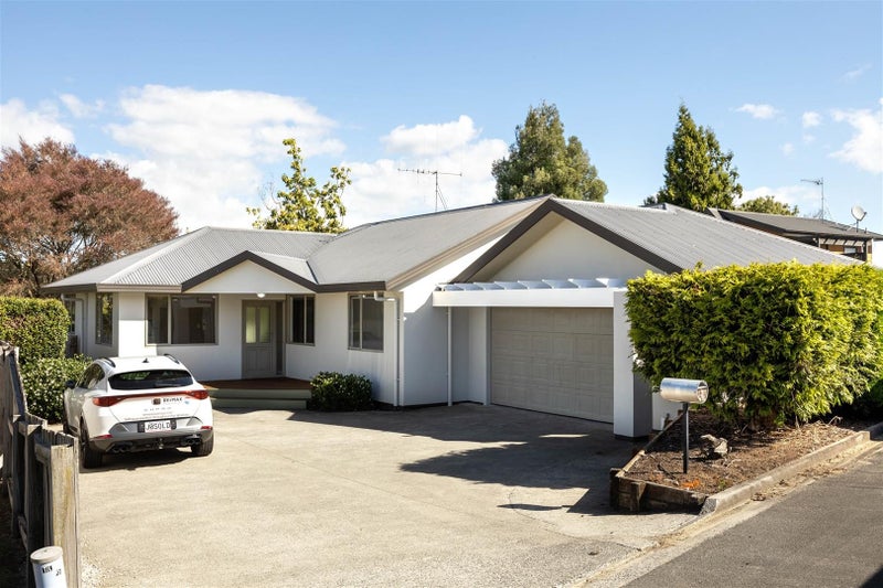 7 Surrey Lane, Glenview, Hamilton - Carousel 1