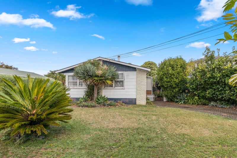 82 Fitzroy Avenue, Fitzroy, Hamilton - Carousel 1