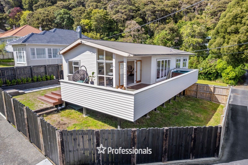 215 Whites Line, WAIWHETU, LOWER HUTT - Carousel 22