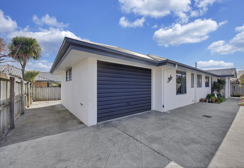 85 Templemore Drive, Richmond, Richmond - Carousel 1