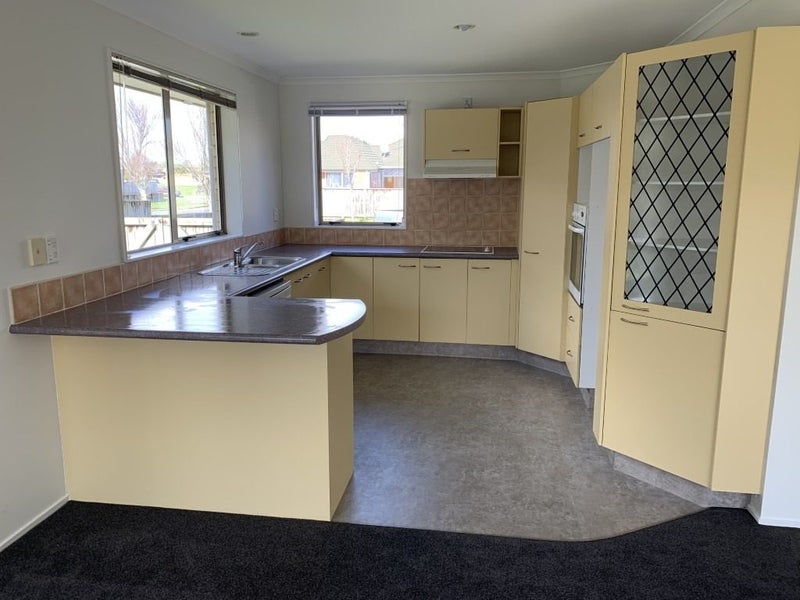 13 Chancery Close, Hamilton East, Hamilton - Carousel 2