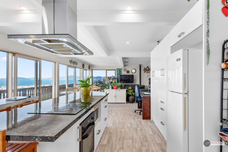 11 Chestnut Grove, Maungaraki, Lower Hutt - Carousel 2