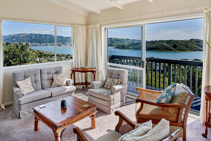 10 Moray Place, Papakowhai, Porirua - Carousel 1