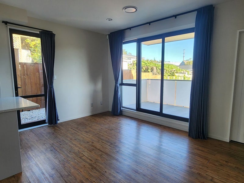 22F Totaravale Drive, Totara Vale, Auckland - Carousel 2