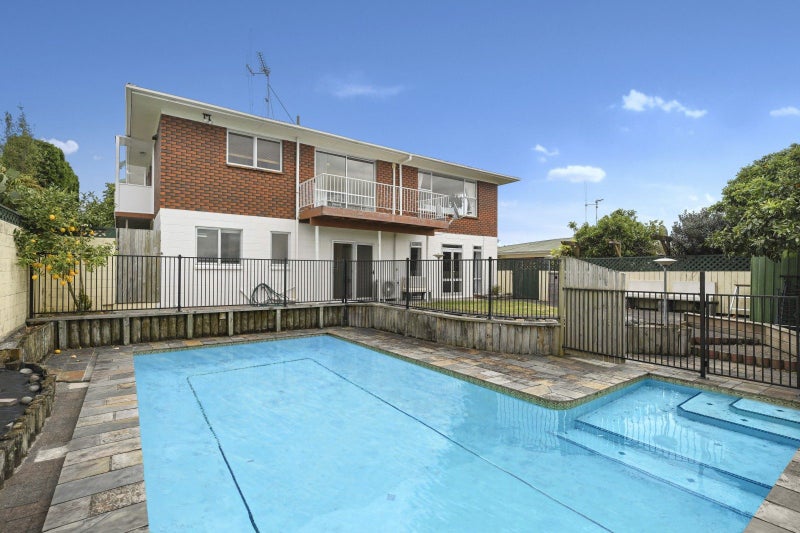 16 Resthill Crescent, Glenview, Hamilton - Carousel 1