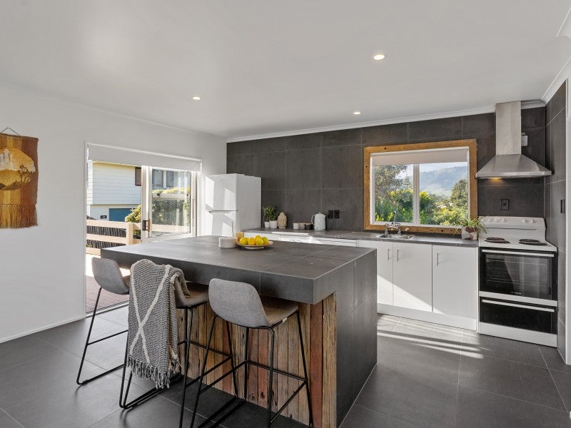 5 Freyberg Crescent, Waikanae Beach, Waikanae - Carousel 1