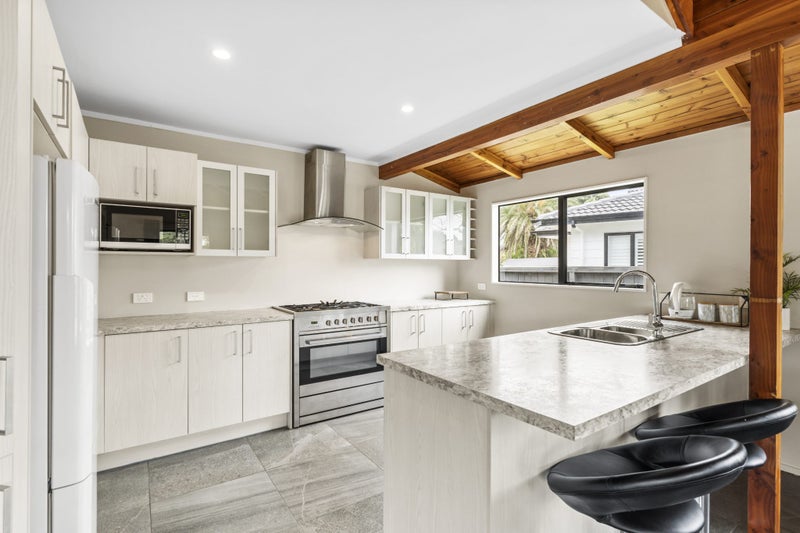 46 Redlands Grove, Swanson, Auckland - Carousel 2