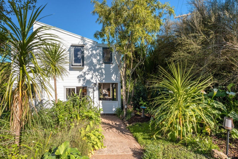 1 Ridge Road, Oneroa, Waiheke Island - Carousel 1