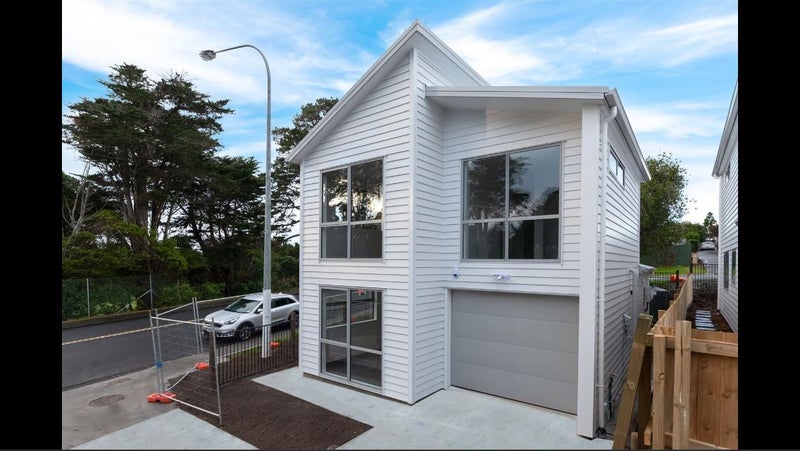 10 Godley Road, Green Bay, Auckland - Carousel 1