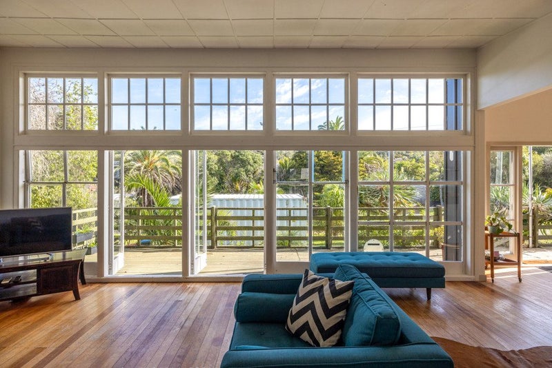 42 Tahatai Road, Oneroa, Waiheke Island - Carousel 2