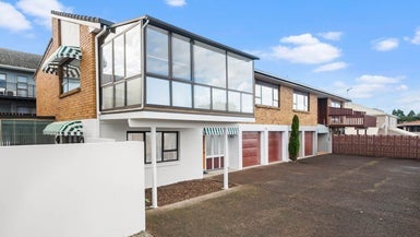 2/20 Wernham Place, Northcote, Auckland - Carousel 1