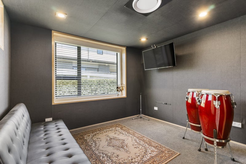 153 John Burke DR, Aotea, PORIRUA - Carousel 27