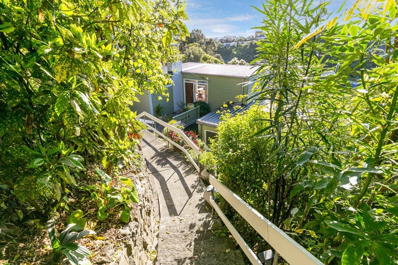 33 Espin Crescent, Karori, Wellington - Carousel 1