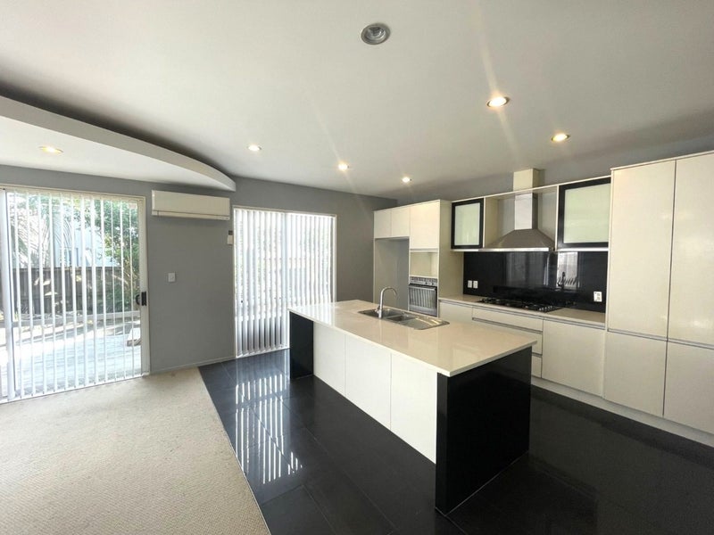 14 Stamford Crescent, Flat Bush, Auckland - Carousel 1