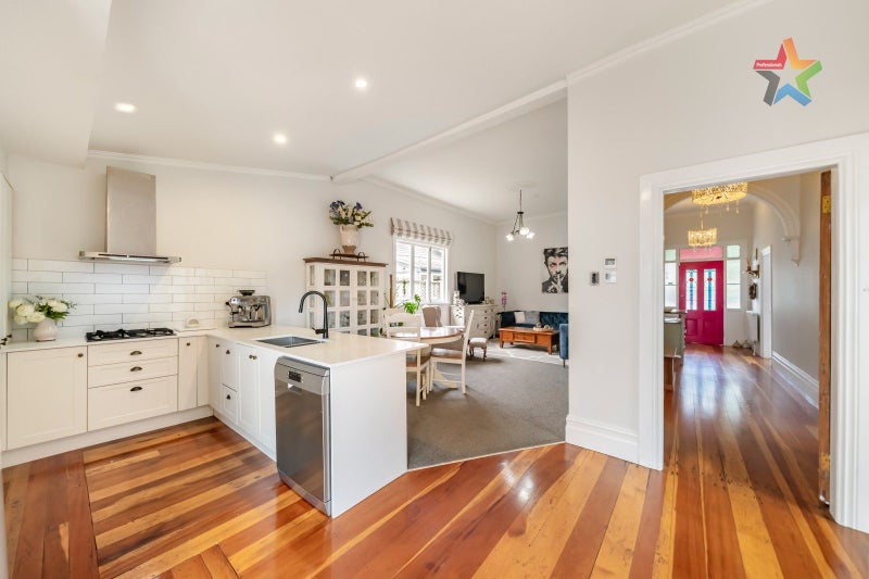 32 Riddlers Crescent, Petone, Lower Hutt - Carousel 2