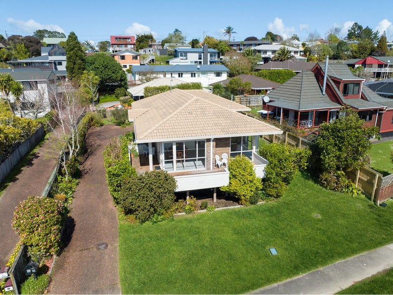 29 Taupiko Place, Green Bay, Auckland - Carousel 2