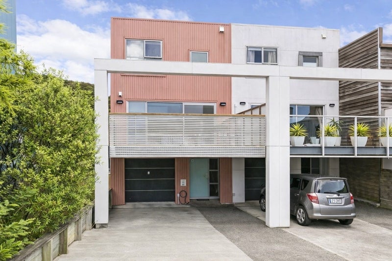68 Saddleback Grove, Karori, Wellington - Carousel 1
